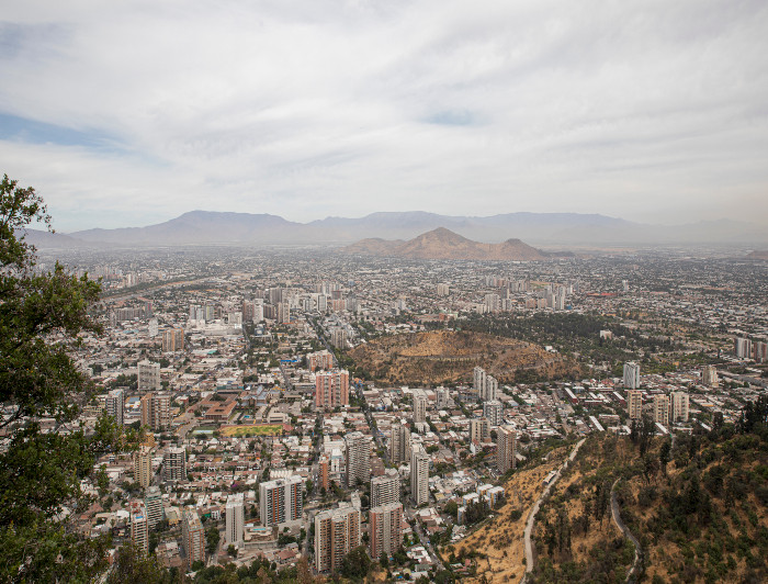 Vista panorámica de Santiago, ciudad cubierta por smog y nubes, desde el Cerro San Cristóbal.