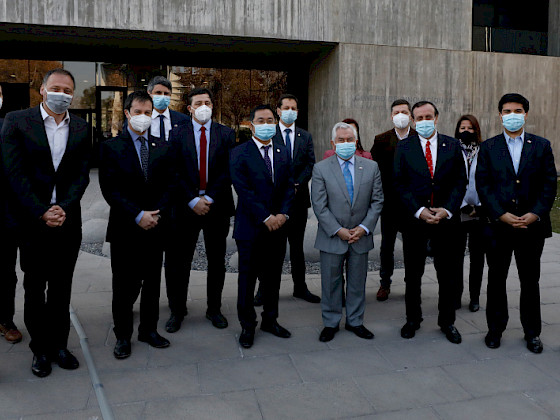 Grupo de hombres con mascarilla