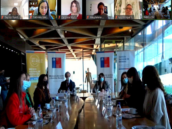 Imagen de pantalla, con la transmisión de lanzamiento del plan piloto Nuevos Futuros, que busca capacitar a equipos del SENAME. En la imagen se ve al ministro de de Justicia, Hernán Larraín, en una mesa con autoridades de La Araucanía. Sobre esta imagen, está Carolina Muñoz y otras académicas de la Escuela de Trabajo Social UC.