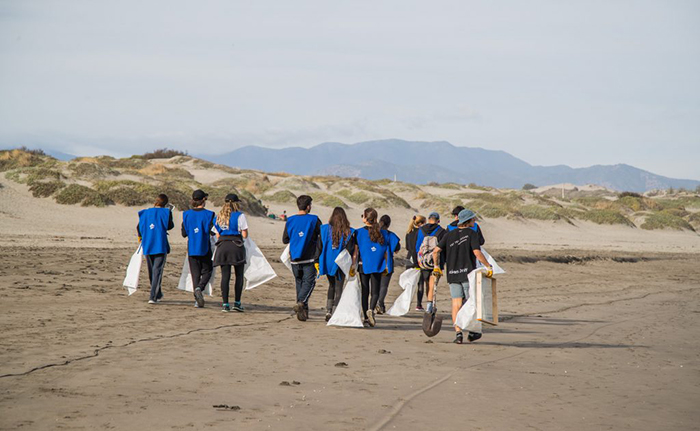Along with cleaning beaches and polluted areas, Ucéanos has proposed raising sustainable awareness through its volunteers' education and the communities in which it intervenes. Photo: Ucéanos