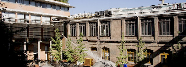 Vista del patio que une la Facultad de Comunicaciones con la de Derecho y la Escuela de Medicina.