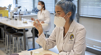 Estudiante mujer trabajando en un laboratorio.