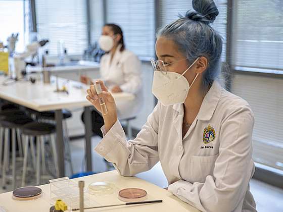 Estudiante mujer trabajando en un laboratorio.