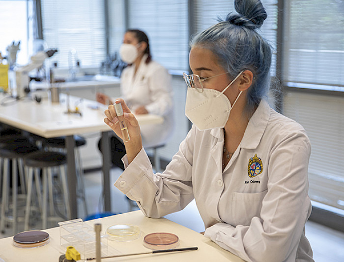 Estudiante mujer trabajando en un laboratorio.