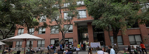 Vista del patio de la Facultad de Derecho.