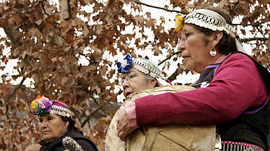 Tres mujeres con vestimenta e implementos mapuche