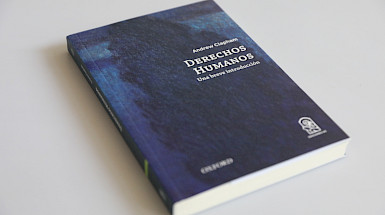 libro de portada azul titulado "Derechos humanos"