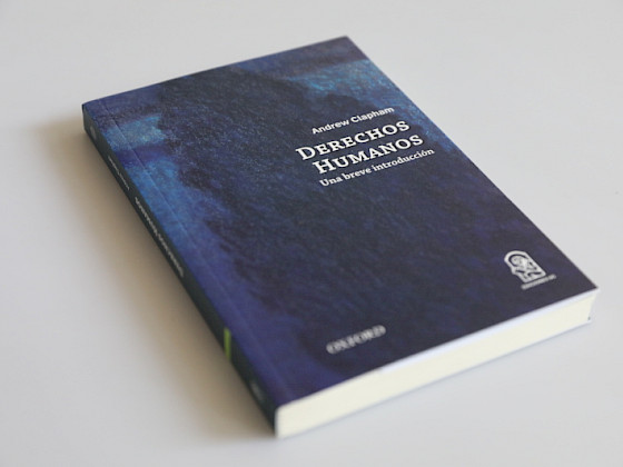 libro de portada azul titulado "Derechos humanos"