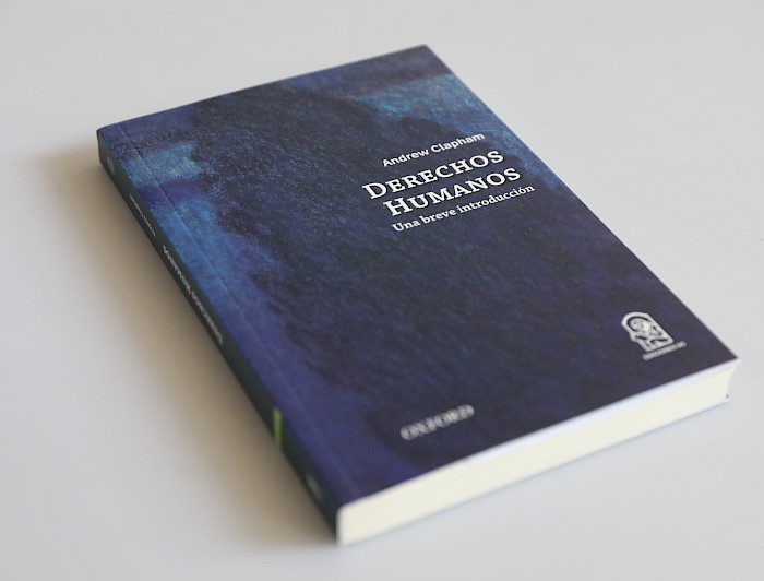 libro de portada azul titulado "Derechos humanos"