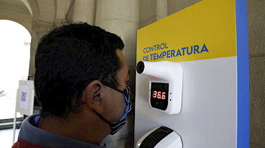 Toma de temperatura en Casa CentralFoto Dirección de Comunicaciones