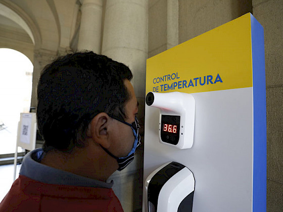 Toma de temperatura en Casa CentralFoto Dirección de Comunicaciones