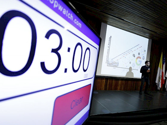 Alumno exponiendo en 3 minuutos.- Foto Dircción de Comunicaciones