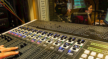 equipo de sonido frente a un estudio de radio