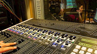 equipo de sonido frente a un estudio de radio