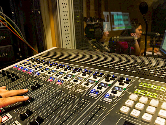 equipo de sonido frente a un estudio de radio