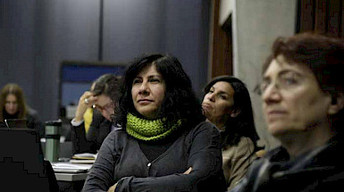 Foto mesas de mujeres en la UC.