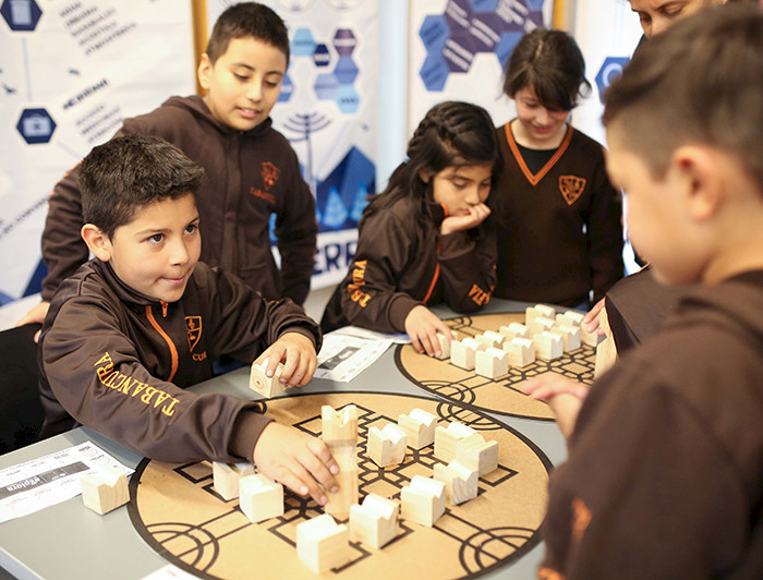 niños jugando en tablero