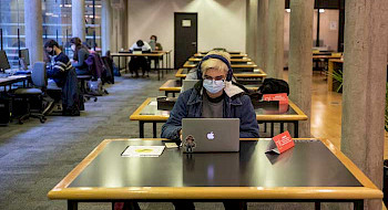 Estudiante peliteñido estudiando en la Biblioteca Biomédica de Casa Central.