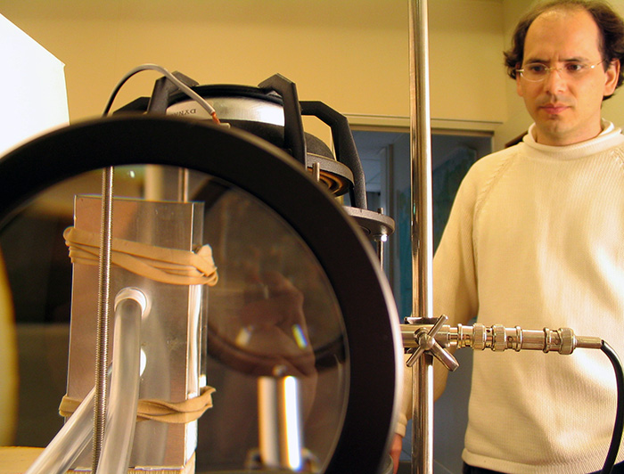 Schlieren, an optical system developed in the 17th century that the professor used in his research. (Photo: Patricio de la Cuadra) (Patricio in front of a machine used to photograph the blowing)