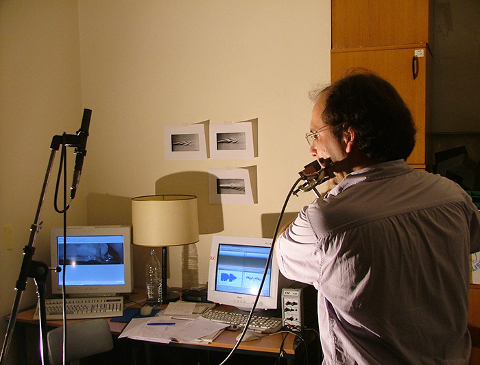 Patricio de la Cuadra and his first experiments in a musical acoustics laboratory. (Photo: Patricio de la Cuadra) (Alt: Patricio playing flute connected to a computer)