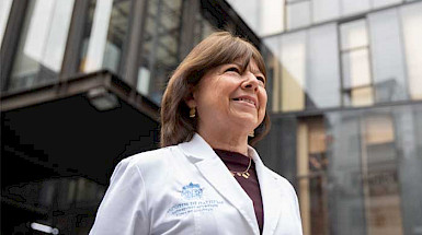 Doctora Marcela Ferrés, frente a la Facultad de Medicina en Casa Central.