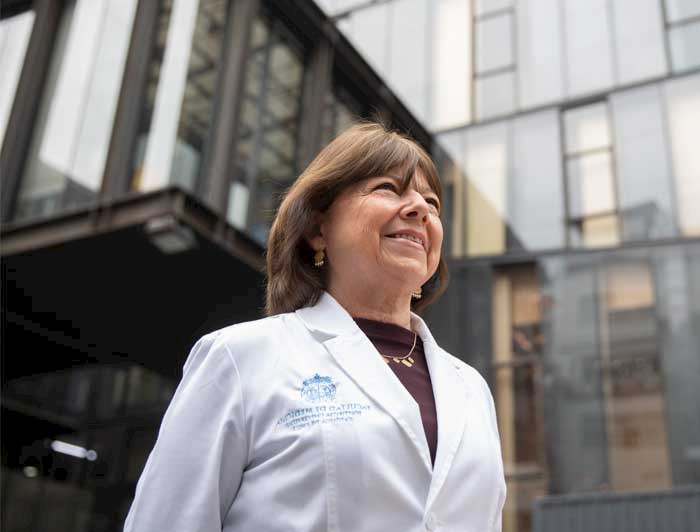 Doctora Marcela Ferrés, frente a la Facultad de Medicina en Casa Central.