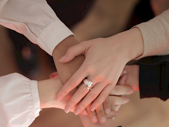 manos de tres personas