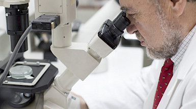 Académico Nibaldo Inestrosa en su laboratorio.- Foto Karina Fuenzalida