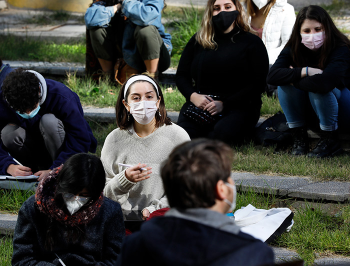 Variadas son las iniciativas que las UC ha puesto a disposición de toda la comunidad universitaria para acompañarla en este tiempo de regreso a los campus tras el largo aislamiento debido a la pandemia, entre ellas, el proyecto Reencuentro UC con foco en la salud mental, programas de atención y talleres de Salud y Bienestar Estudiantil, y distintas instancias de espiritualidad y reflexión de Pastoral UC, entre otras. (Fotografía: San Joaquín/César Cortés)