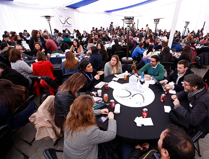 La UC Dialoga busca sentar en una misma mesa a estudiantes, profesores, administrativos, profesionales y exalumnos, constituyéndose en la instancia transversal de diálogo más importante de la universidad. (Fotografía: La UC Dialoga 2019/César Cortés)