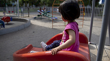 Niña en plaza pública. Foto Karina Fuenzalida