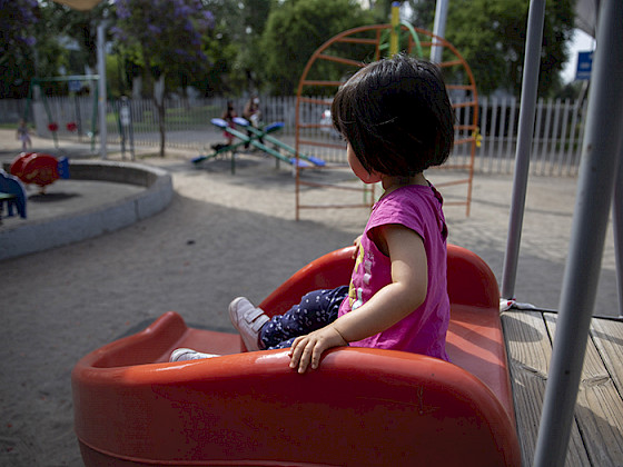 Niña en plaza pública. Foto Karina Fuenzalida