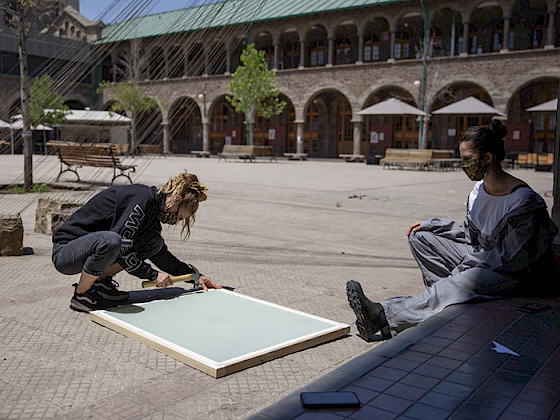 Alumnas trabajando en el patio de campus oriente. Foto Dirección de Comunicaciones