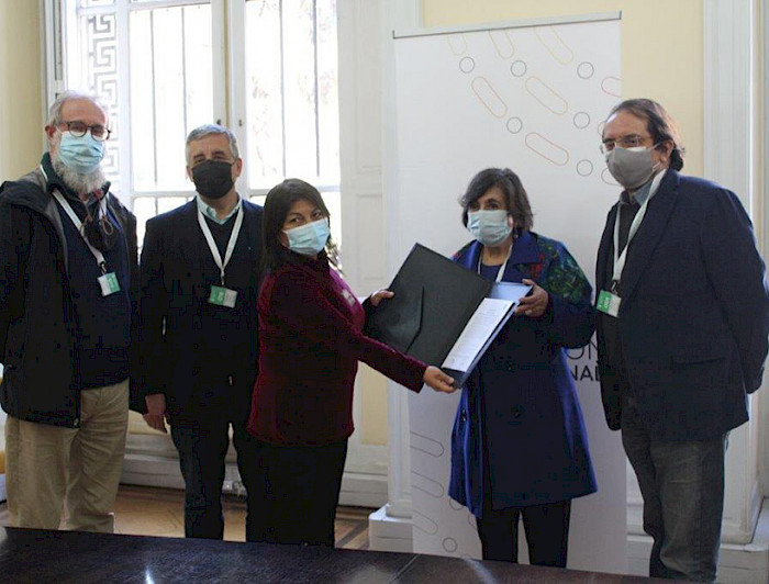 Académicos entregan minuta sobre el rol de la ciencia a la presidenta  de la Convención  Constituyente Elisa Loncon. Foto Academia Chilena de Ciencias