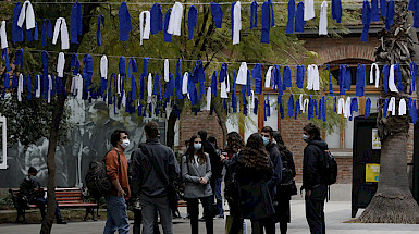 Grupo de alumnos en el patio conversando. Foto César Cortés