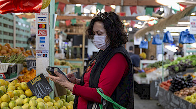 Señora comprando verduras en la Vega.