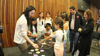 Niños conociendo "En-Seña", una tecnología que consta de un juego de mesa que promueve el desarrollo de habilidades comunicativas a través del aprendizaje de la lengua de señas chilena.