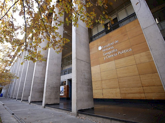 Fachada del edificio de Historia, Geografía y Ciencia Política.