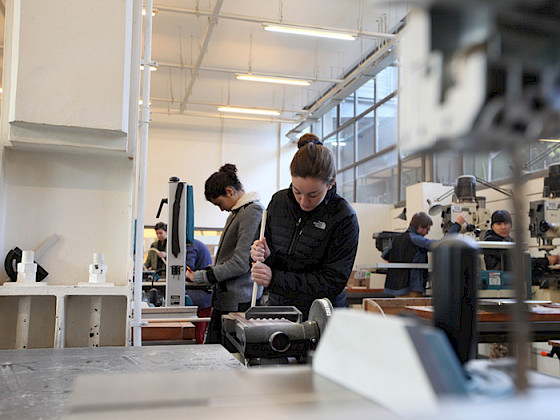 alumnas en taller mecánico.- Foto archivo Dirección de Comunicaciones