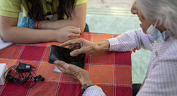 Entrega de dispositivo tecnológico que facilita la integración del adulto mayor con su familia. Foto Dirección de Comunicaciones