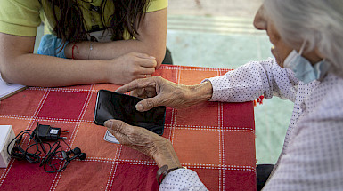 Entrega de dispositivo tecnológico que facilita la integración del adulto mayor con su familia. Foto Dirección de Comunicaciones