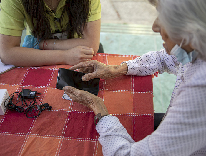 Entrega de dispositivo tecnológico que facilita la integración del adulto mayor con su familia. Foto Dirección de Comunicaciones