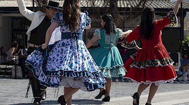 Huasos bailando cueca