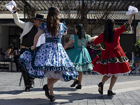 Huasos bailando cueca