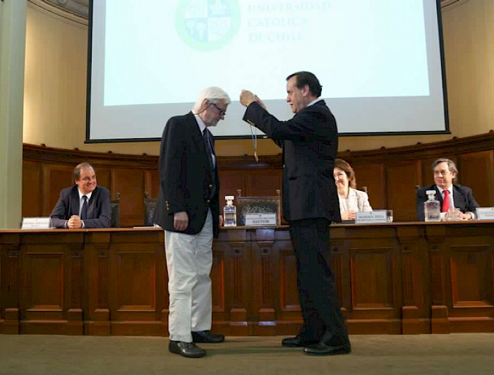imagen correspondiente a la noticia: "Profesor Valerio Fuenzalida se convierte en la quinta persona en recibir la Medalla Alma Mater UC"