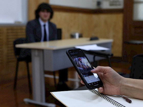 Estudiante usando el celular en clases