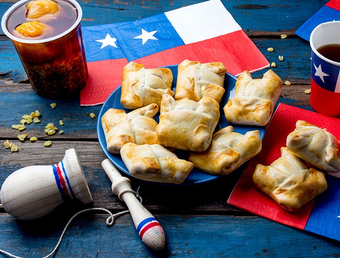 Disfrutar de la comida, sintiendo su olor y sabor, viviendo el momento en familia y amigos más que contando las calorías, tomar bastante líquido y distribuir las comidas durante el día, son algunas de las recomendaciones que entrega la profesora de la carrera de Nutrición Alejandra Espinosa. (Fotografía: iStock)