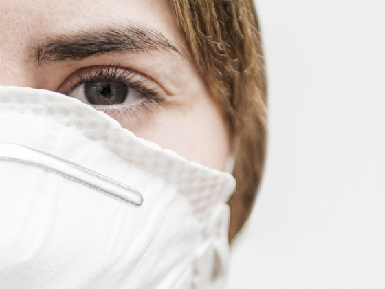 Mujer con mascarilla