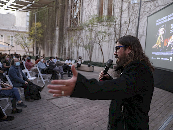 Christian Báez da un discurso ante el público