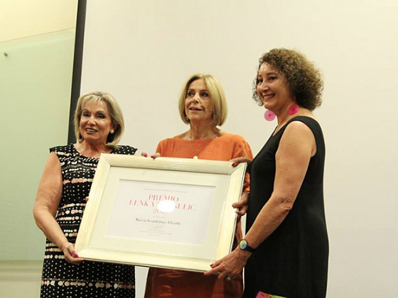 Exalumna Marcia Scantlebury recibiendo premio Lenka Franulic.